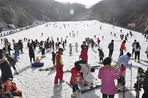 2017-2018冰雪季，我國冰雪旅游人數達到1.97億人次，冰雪旅游收入約3300億元