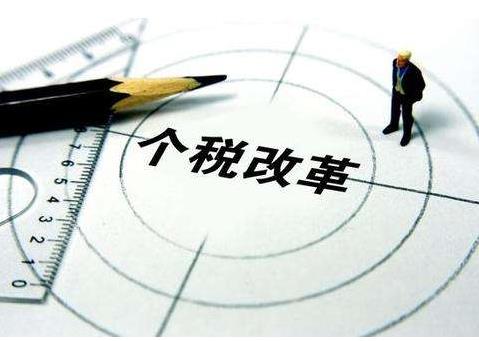 11月份，全國一般公共預(yù)算收入10775億元，同比下降5.4%，支出16431億元，同比下降0.8%??